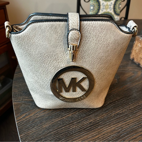 Michael Kors Handbags - Michael Kors EUC Small Pebbled Leather Crossbody Bag Large MK Logo Beige Clasp